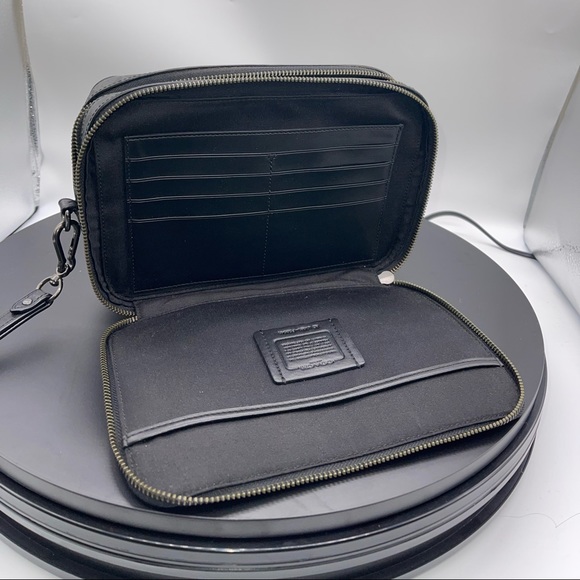 Coach signature Men’s Pouch - Picture 5 of 6